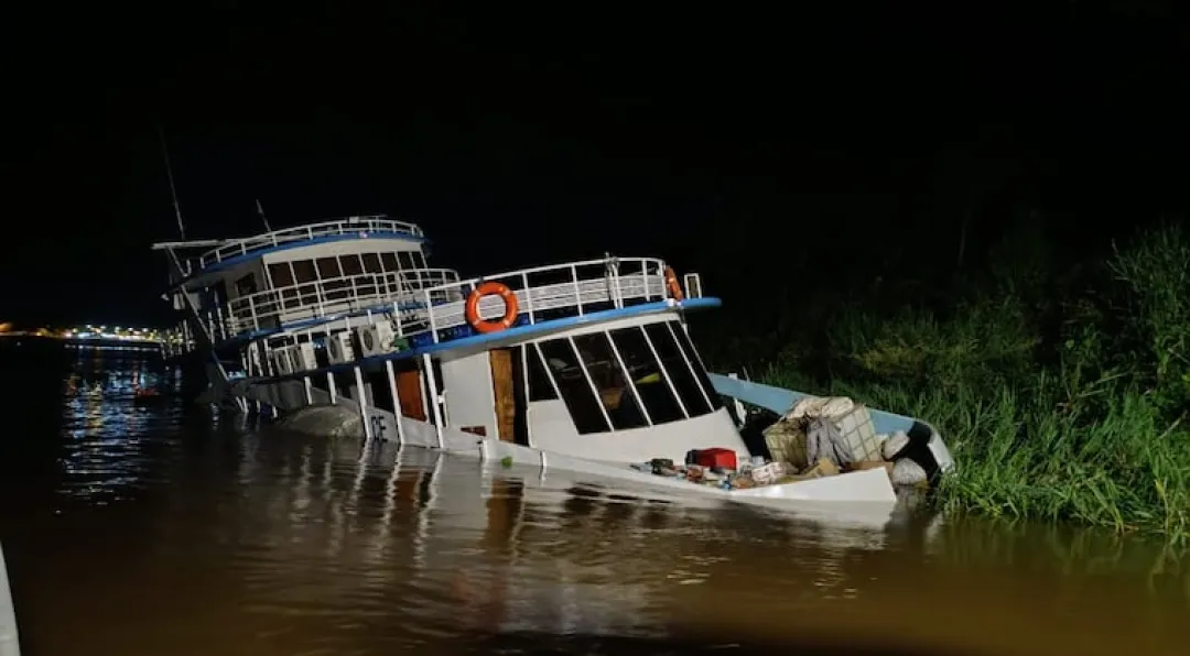 Rescatan a 13 personas luego de que un yate se hundiera parcialmente en Antequera
