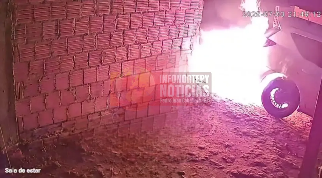 Incendian intencionalmente un vehículo en Pedro Juan