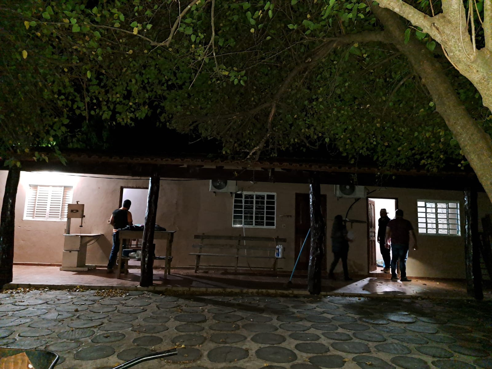 Allanan estancia en seguimiento al triple homicidio ocurrido en Bella Vista Norte