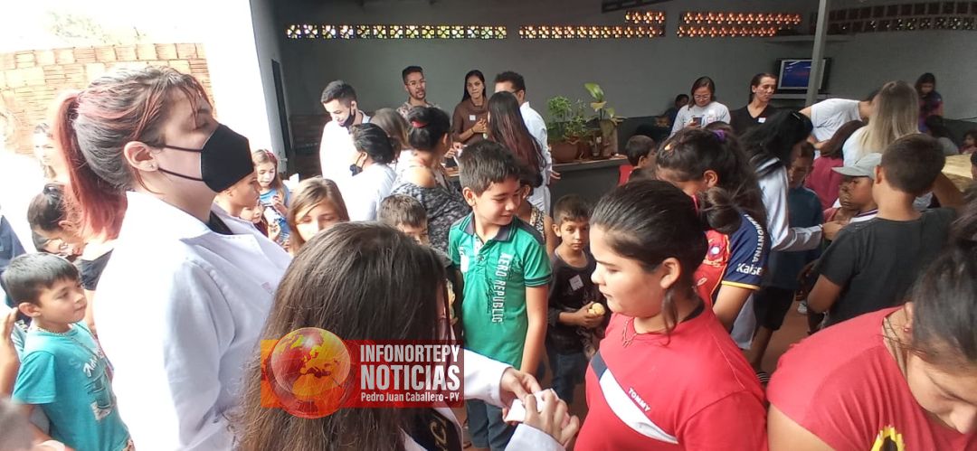 Alumnos de la UCP realizaron entrega de huevos de Pascua.