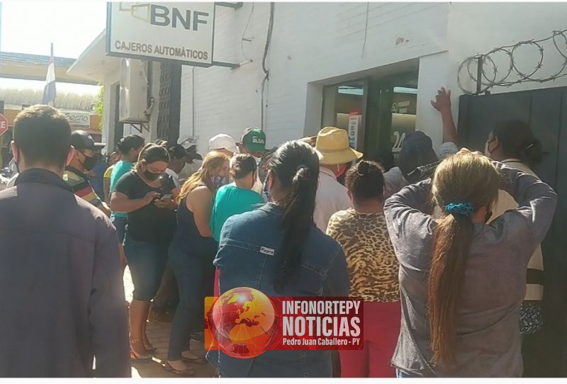 Criminal aglomeración de abuelitos en distintas sedes del BNF