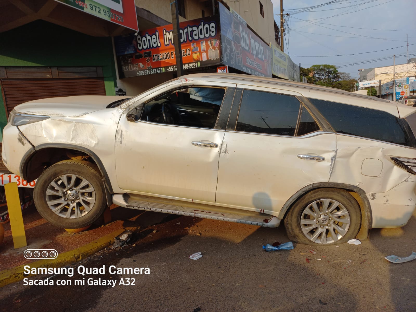 Aparatoso accidente en el centro de Pedro Juan deja a un argentino hospitalizado.