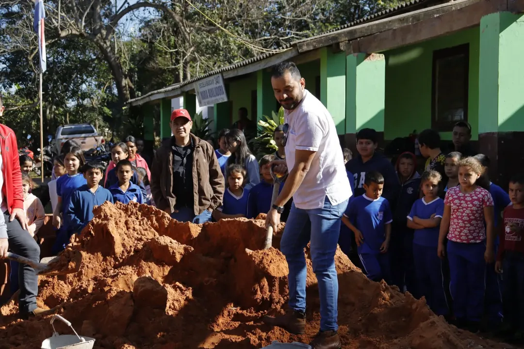 Intendente de Cerro Corá da inicio a la construcción de ocho nuevas aulas en escuelas rurales