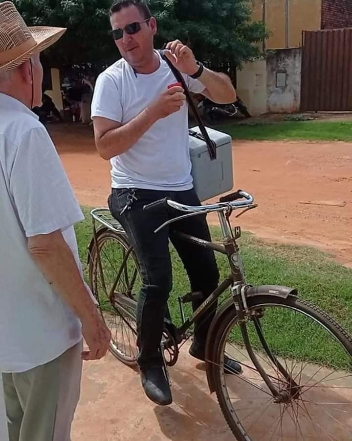 Enfermero es viral en redes sociales al realizar vacunacion en bicicleta  en Concepción
