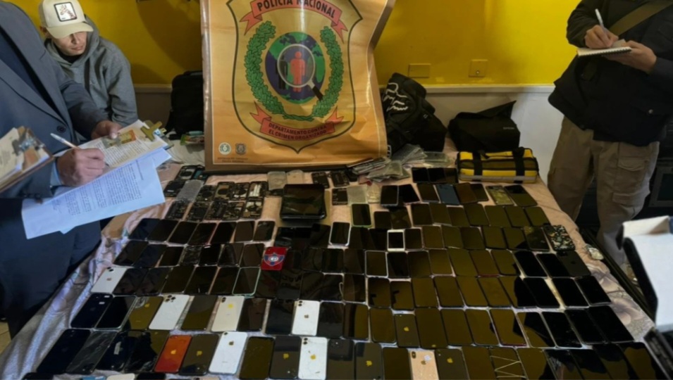 Cae un colombiano con 176 celulares, una pistola y equipos electrónicos en hotel de Asunción