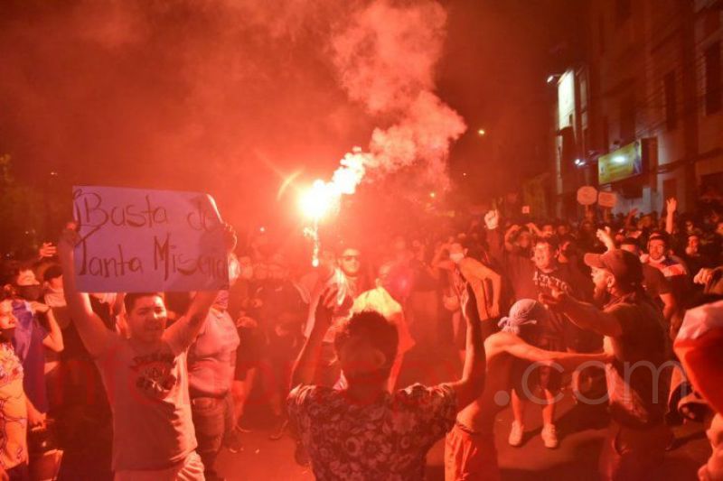 Ciudadanos protestan contra el Gobierno por cuarto día consecutivo