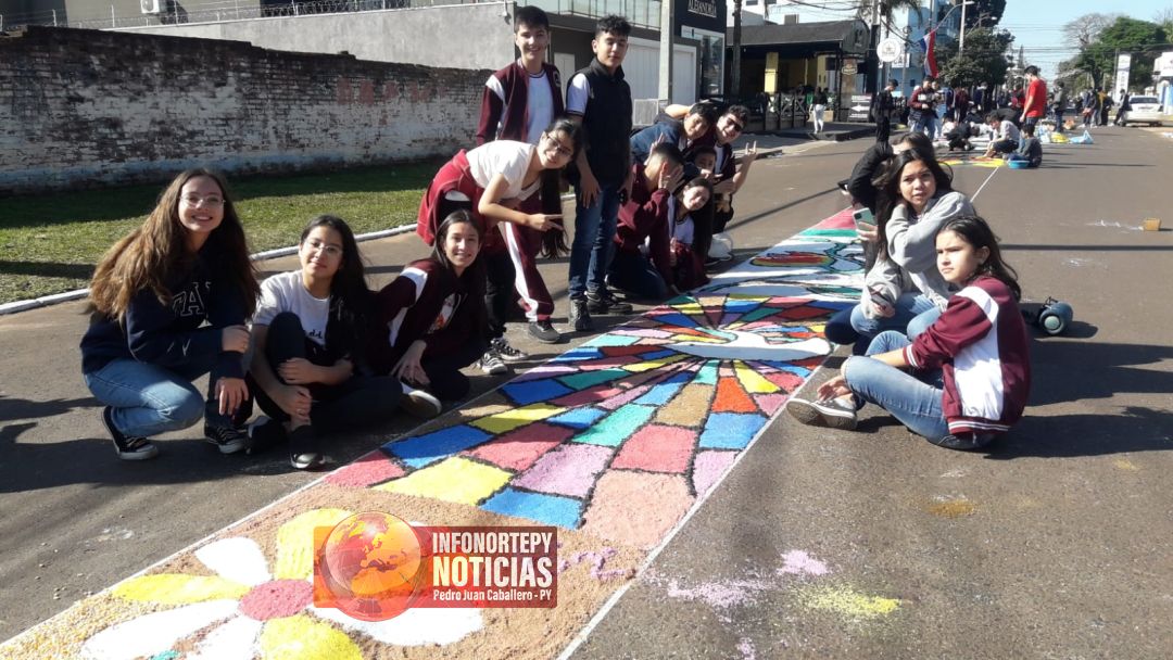 Elaboron 1.200 metros de alfombra artística en homenaje a la Virgen del Perpetuo Socorro