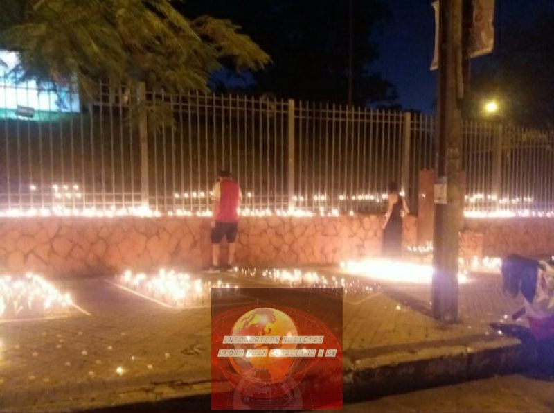 Velas para conmemorar a los fallecidos por el Covid-19