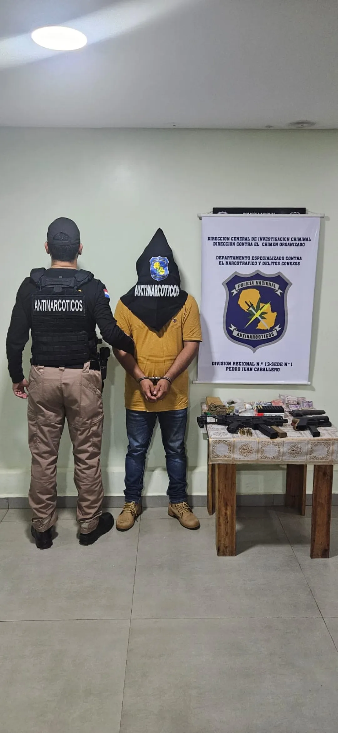 Incautan armas y detienen a presunto microtraficante en Santa Clara