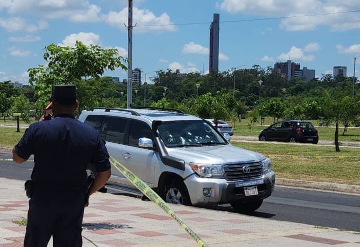 Asalto, persecución y balacera termina en la Costanera