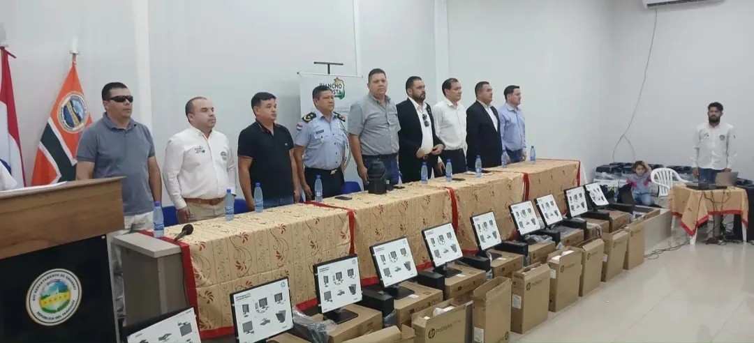 Gobernación de Amambay entrega 76 equipos informáticos a escuelas del departamento