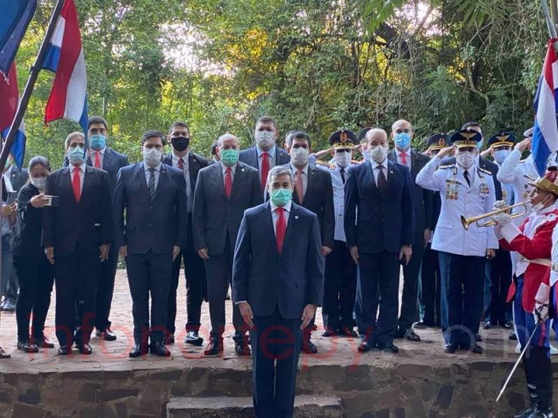 Mario Abdo rinde honores a los caídos en Cerro Cora