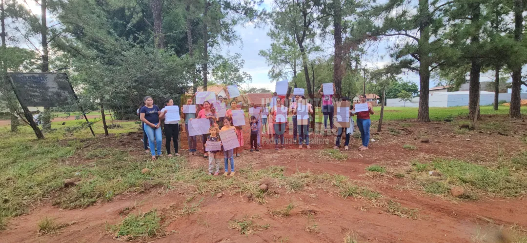 Padres se manifiestan y amenazan con cierre de escuela por falta de docentes en Potrero Sur