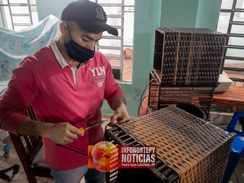 Aprendió a fabricar muebles de fibra en la cárcel de Pedro Juan y consiguió trabajo en una empresa home