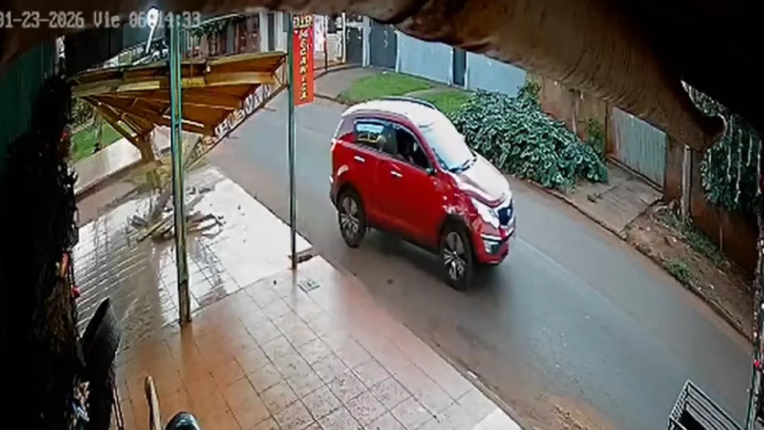 Automovilista atropella un soporte de hierro y huye en Pedro Juan