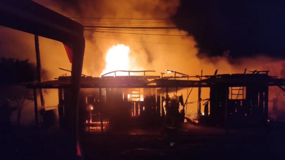 Incendio consume taller y cuatro motocicletas en Pedro Juan