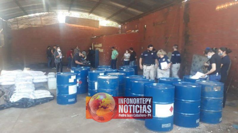 Policía Nacional incauta presunta acetona y otros precursores de cocaína