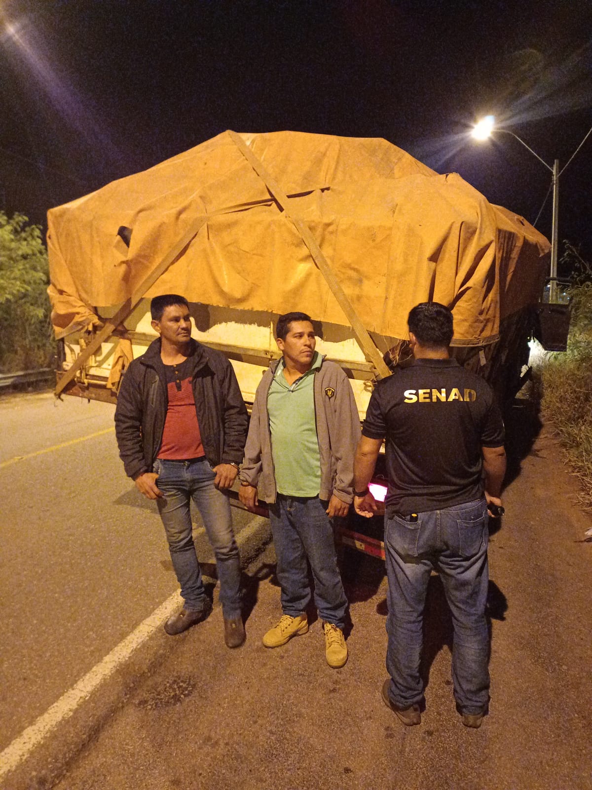 Interceptan  camión que transportaba marihuana entre postes de madera en Cruce Bella Vista