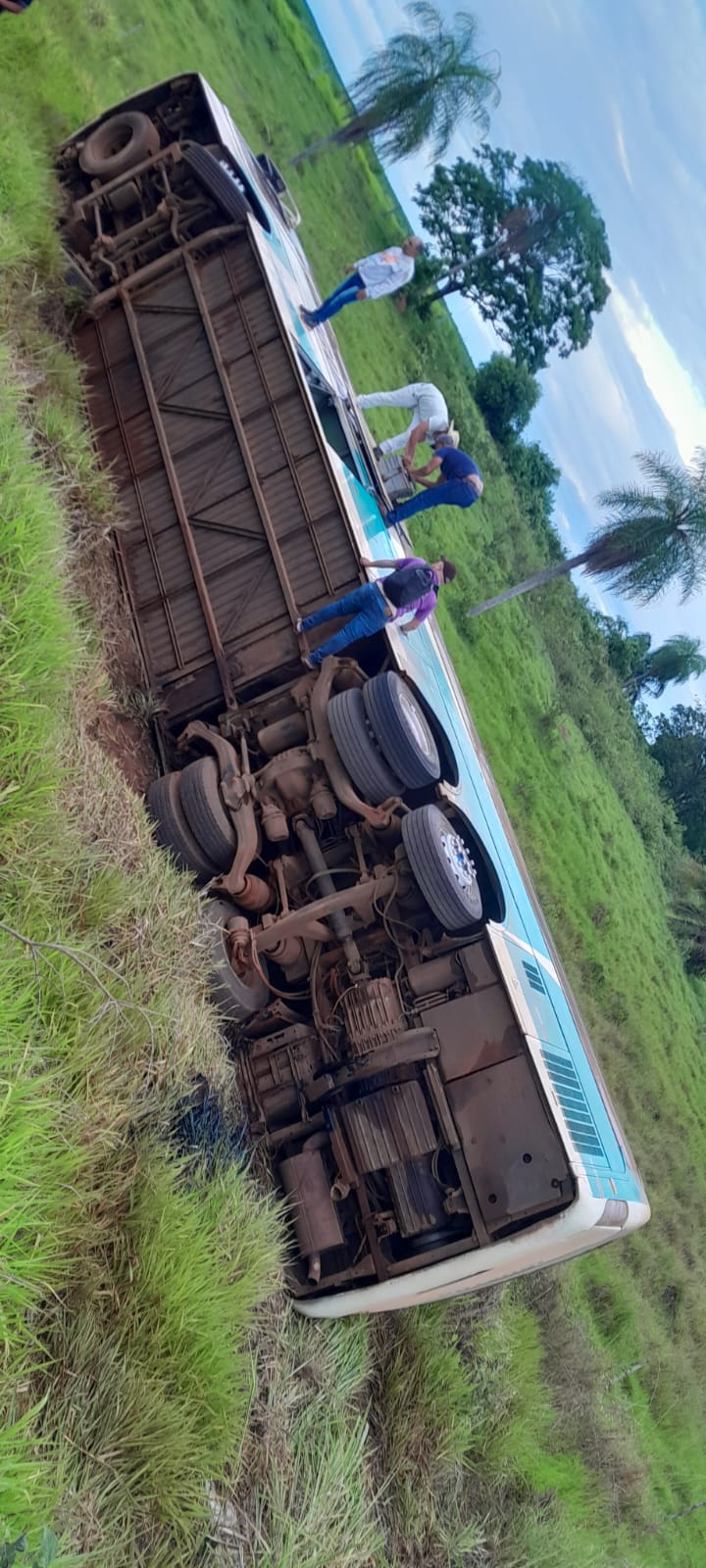 Pedrojuaninos resultaron heridos tras vuelco de bus que iba a Bonito