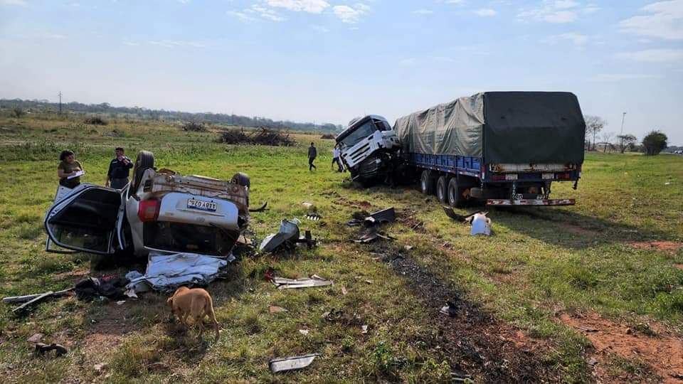 Choque entre camión y un auto deja tres fallecidos en Concepción