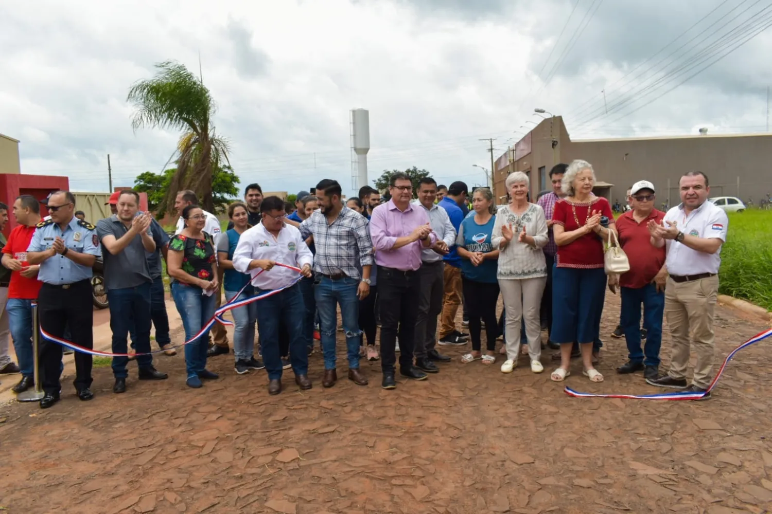 Gobernación de Amambay inaugura empedrado en barrio Portal 2 y rinde homenaje a pionero de la ciudad