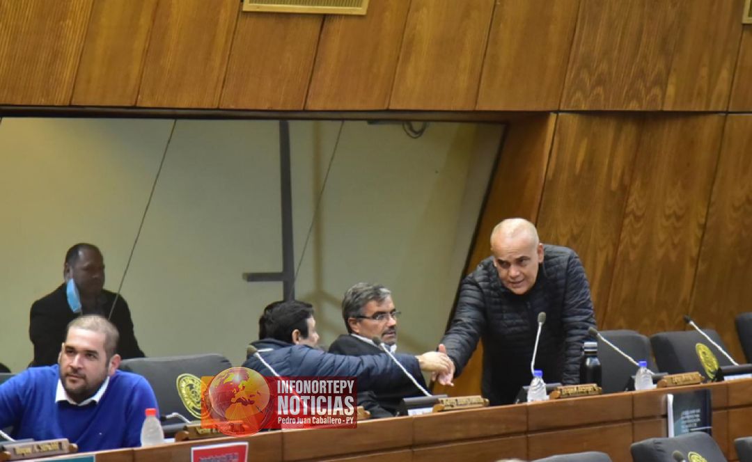 Diputados colorados y liberales salvan a Quiñónez y archivan juicio político