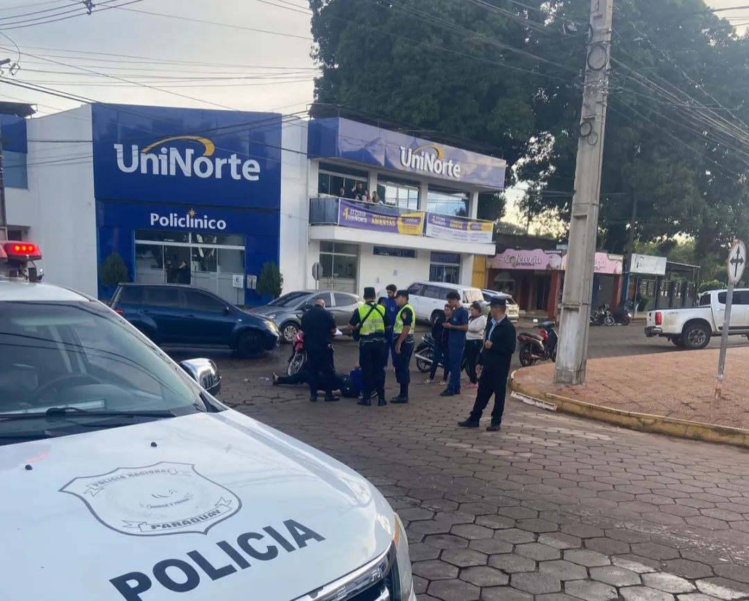 Colisión entre auto y moto deja joven herida en Pedro Juan