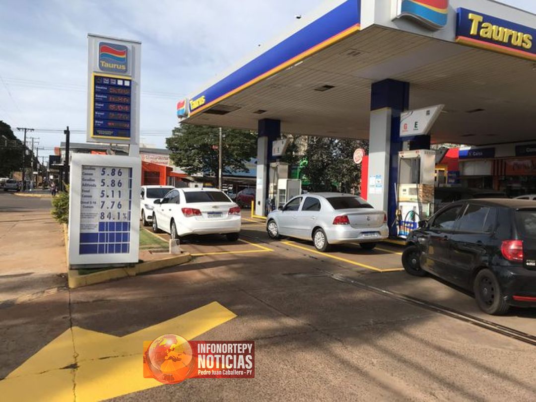 Paraguayos copan estaciones de servicios de Ponta Porá tras baja de combustibles
