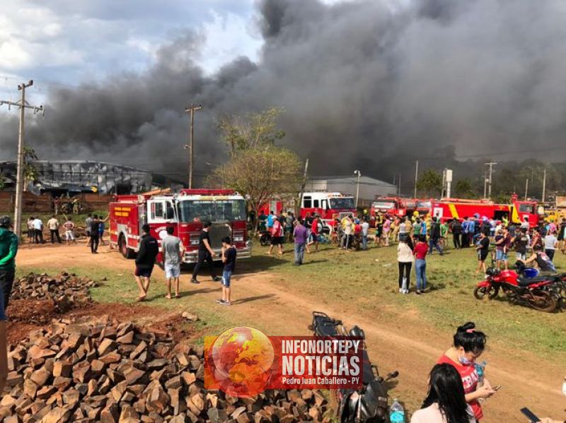 Gran incendio en fábrica de confecciones de Ciudad del Este