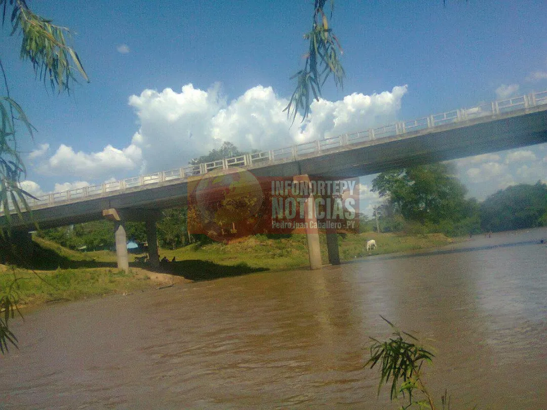 Trágico paseo de pesca: Hombres desaparecen tras el vuelco de canoa en el río Aquidabán