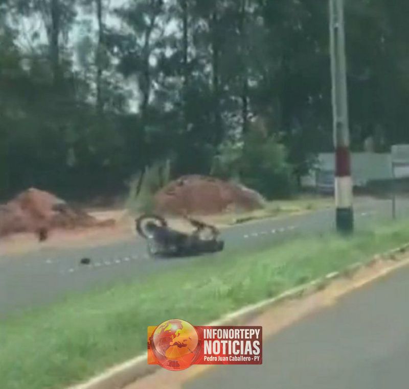 Indigena pierde el control, choca contra camioneta y se salva en Capitán Bado