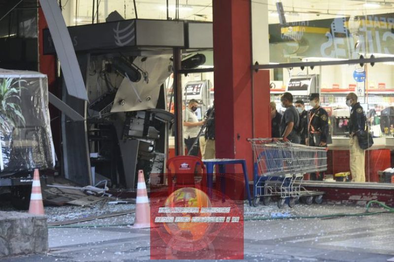 Delincuentes explotan y roban dos cajeros dentro de un supermercado
