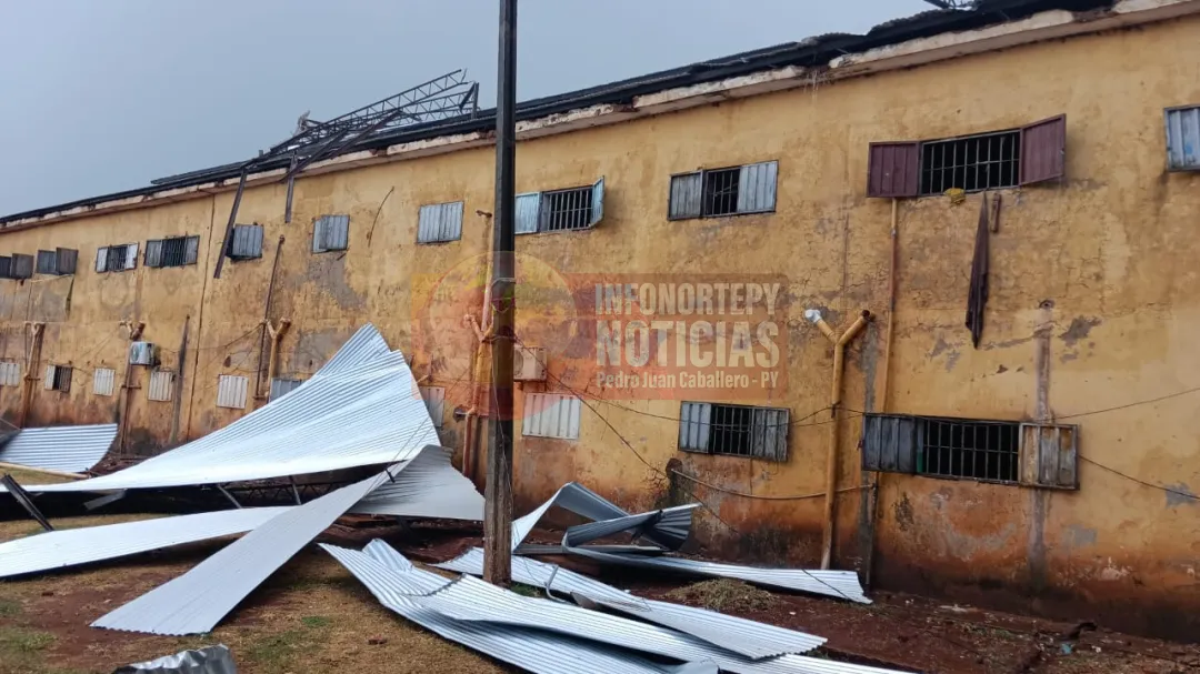 Fuertes vientos causan daños en el techo del Pabellón PCC de la Penitenciaría de Pedro Juan