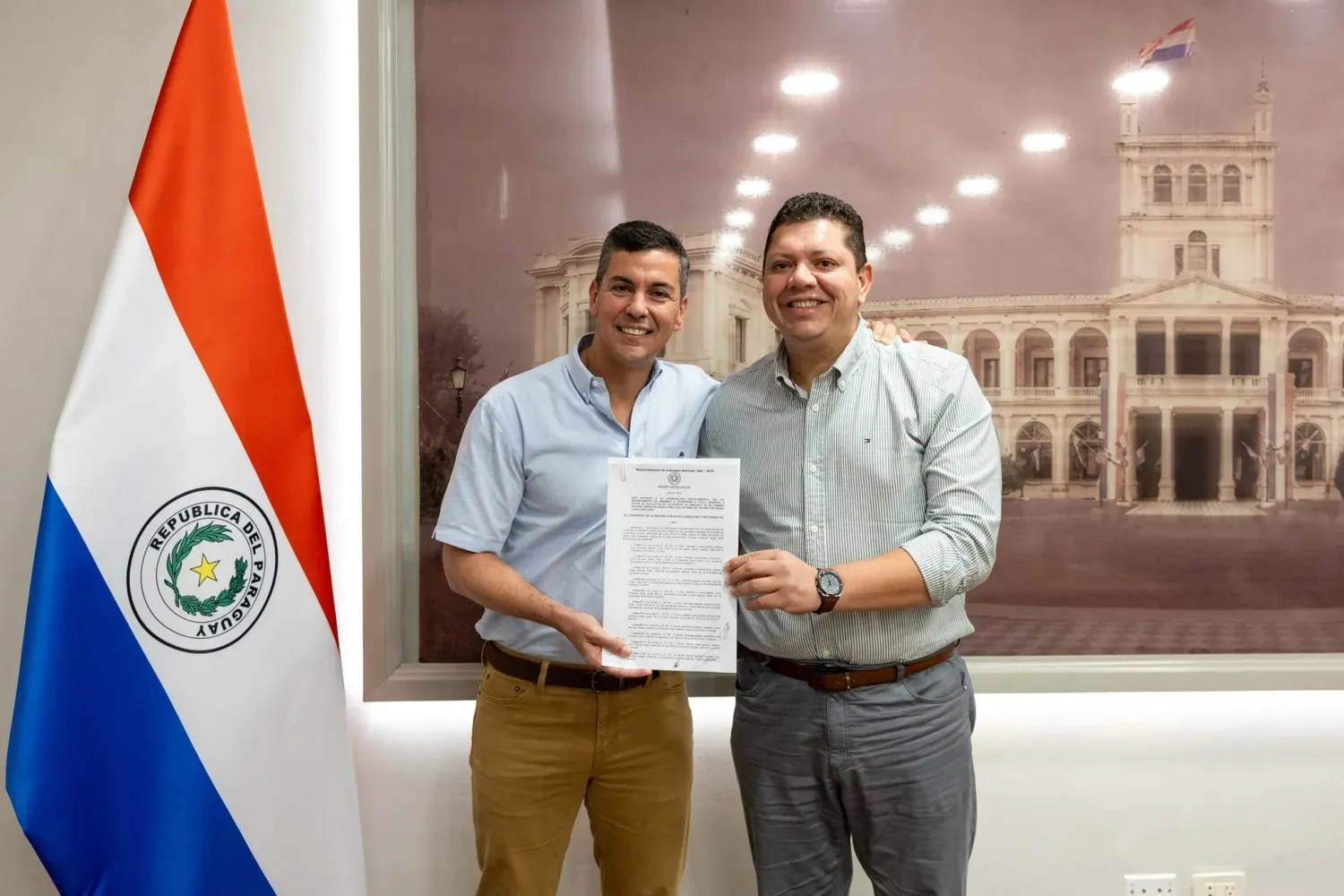 Histórico: Santiago Peña firma ley que permitirá entregar títulos de propiedad a familias de la Colonia 204 en Amambay
