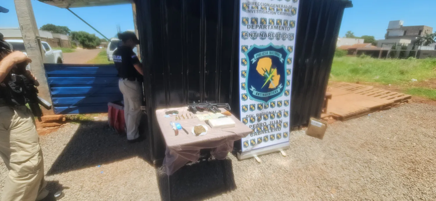 Hallan fusil en local de comidas que vendía drogas “en códigos” a sus clientes en Pedro Juan