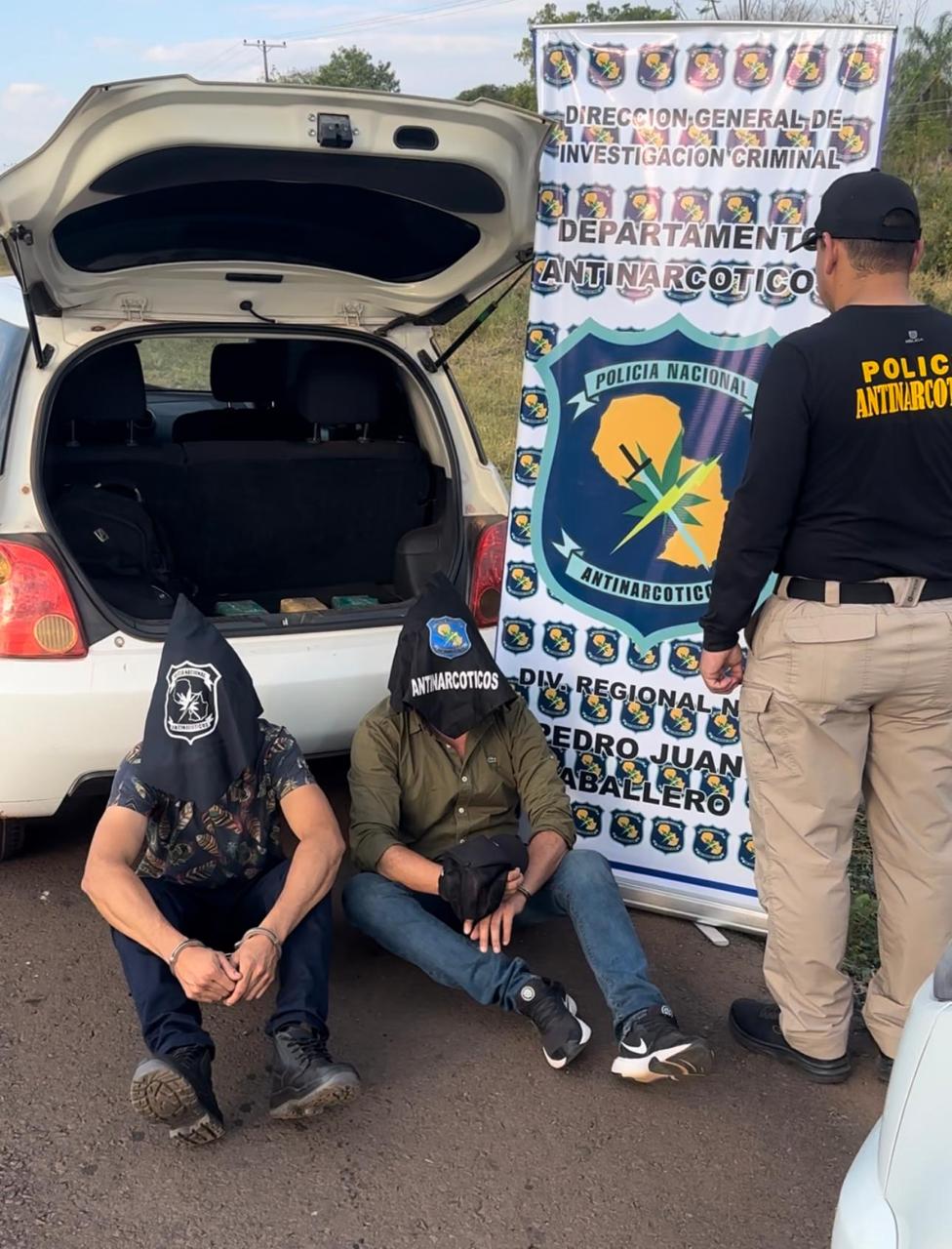 Detienen a dos hombres que transportaban tres paquetes de cocaína en Cruce Bella Vista