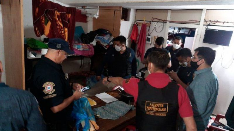 Incautan celulares de la celda de los miembros del Comando Vermelho