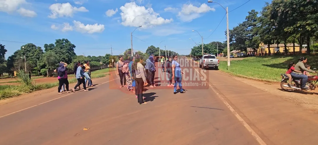 Cerro Corá: Padres cierran ruta PY05 exigiendo lomadas frente a escuela