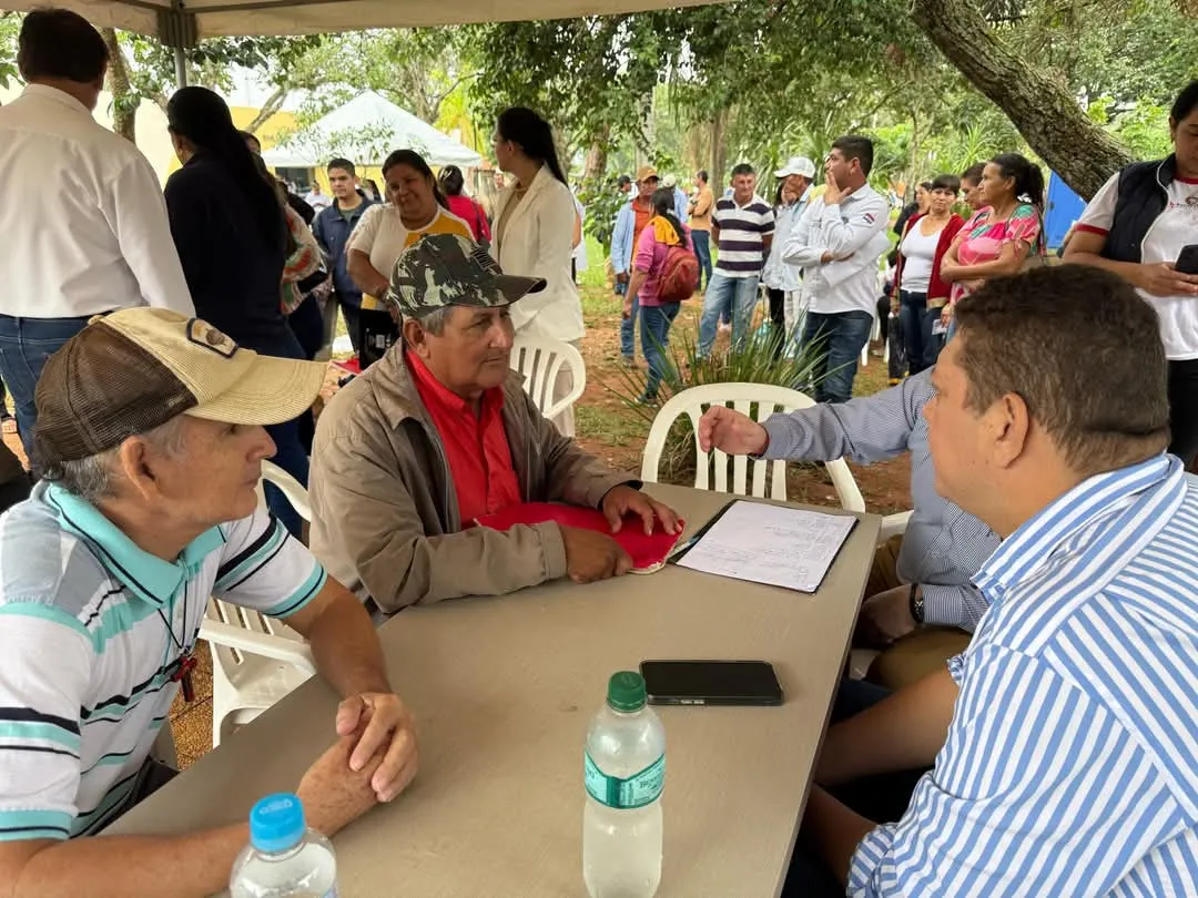 Gobernador Juancho Acosta atiende a 821 ciudadanos en audiencias pública