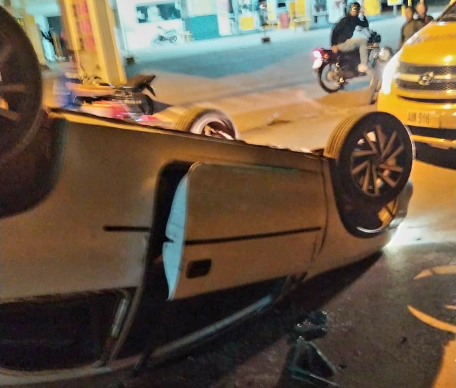 Discusión de pareja derivó a vuelco de vehículo en Pedro Juan.