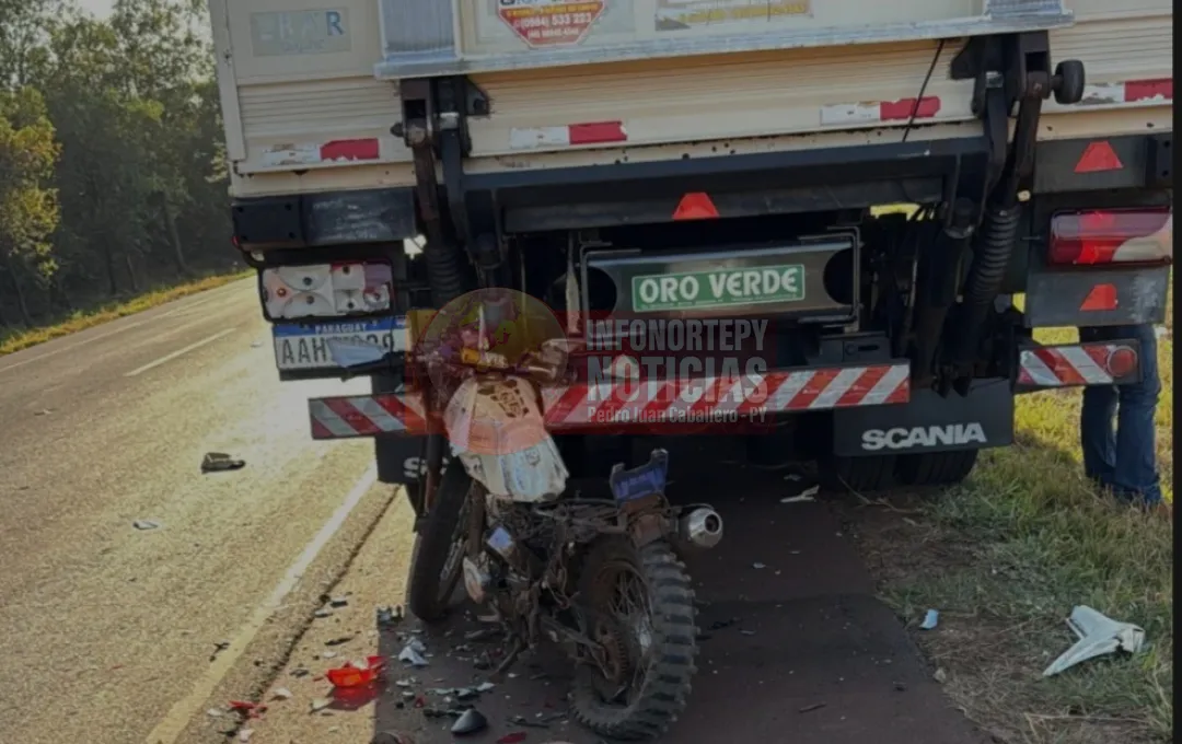 Accidente fatal en Ruta PY05: Motociclista pierde la vida tras chocar con camión estacionado