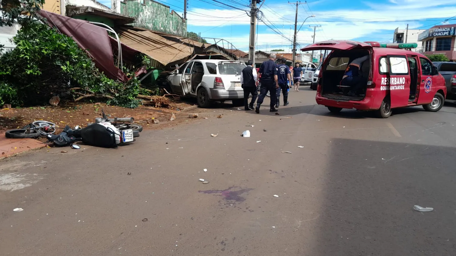 Camioneta embiste a dos vehículos y una motocicleta en Pedro Juan