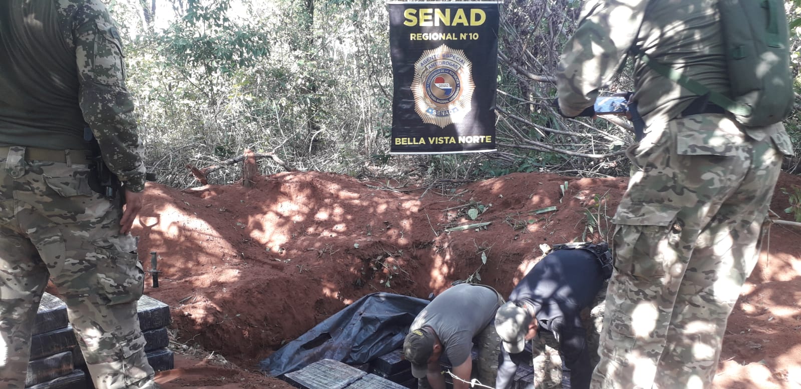 Encuentran más de 2.000 kilos de marihuana prensada oculta bajo tierra en Bella Vista Norte