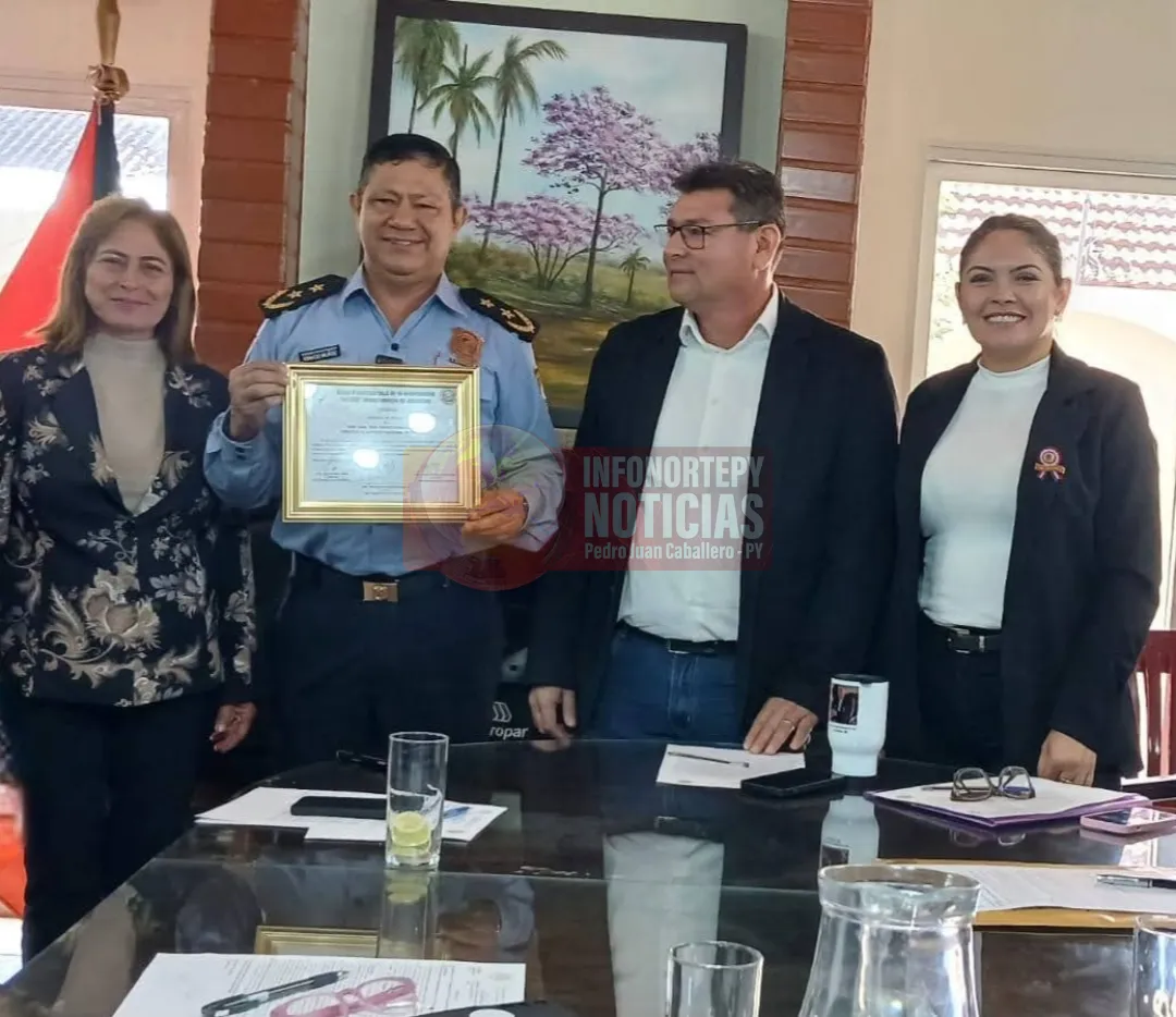 Junta Departamental de Amambay Condecora al Director de Policía
