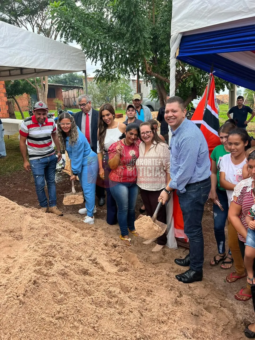 Gobernador Juancho Acosta lidera palada inicial para 40 viviendas en Pedro Juan