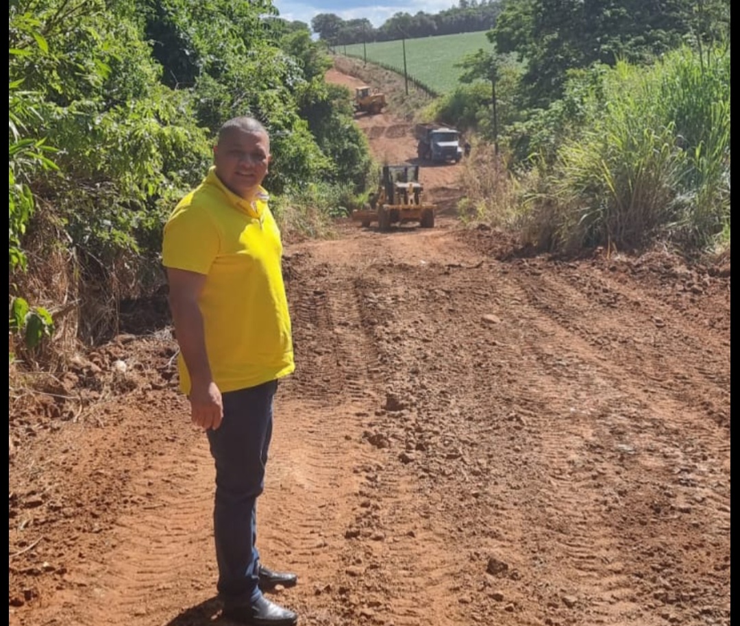 Municipalidad de Zanja Pyta realiza reparación de camino vecinal en Callejón 25
