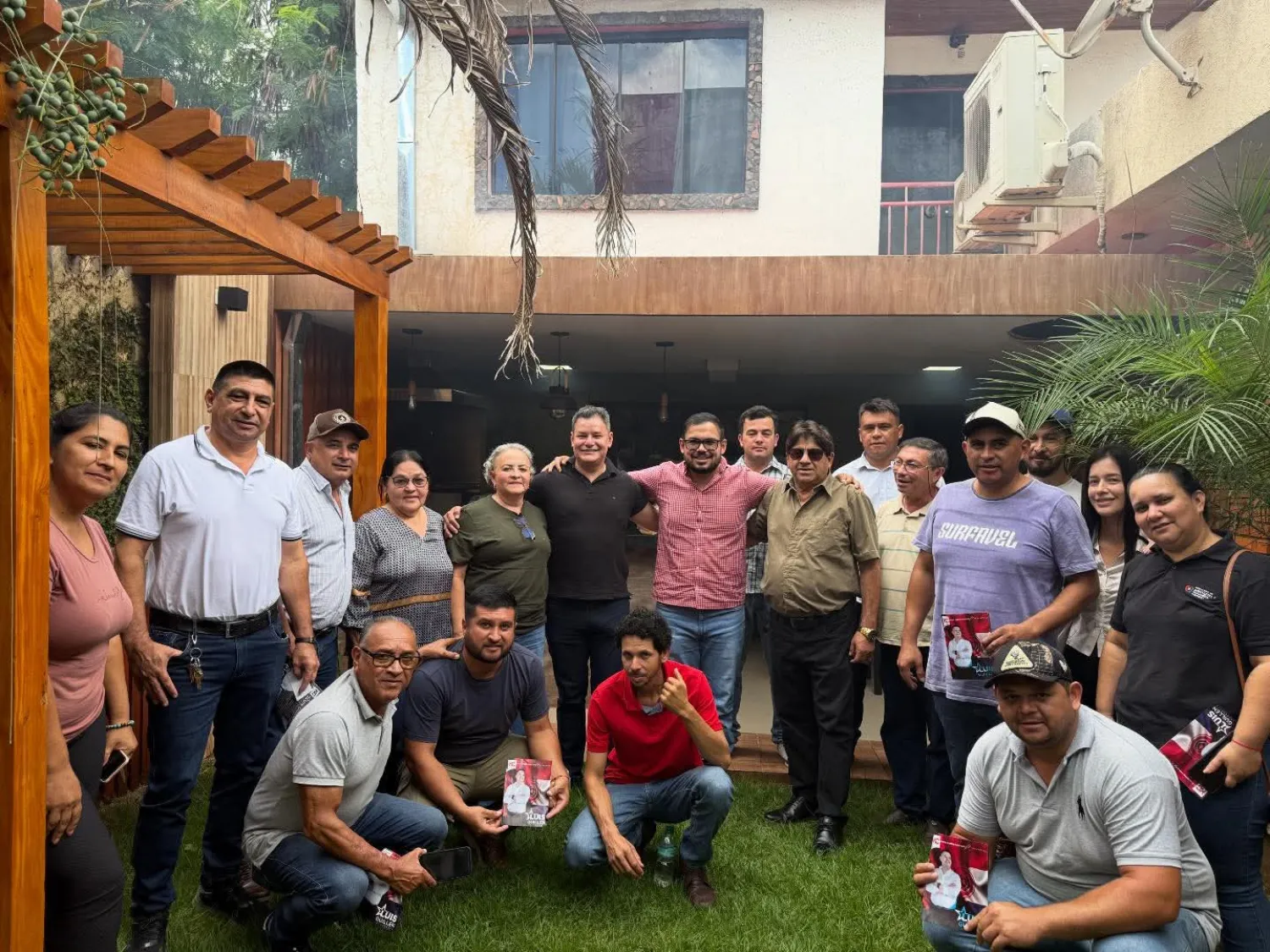 Paulo Acosta recibe respaldo de profesionales del sector agrícola en Pedro Juan