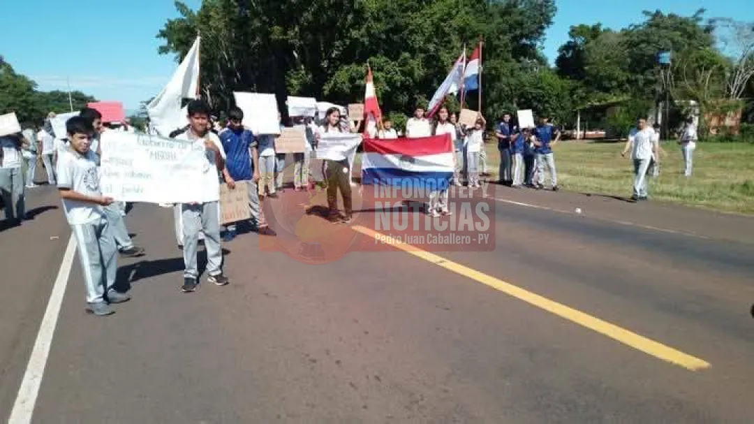 Manifestación en Cerro Memby:Escuelas claman por recursos básicos