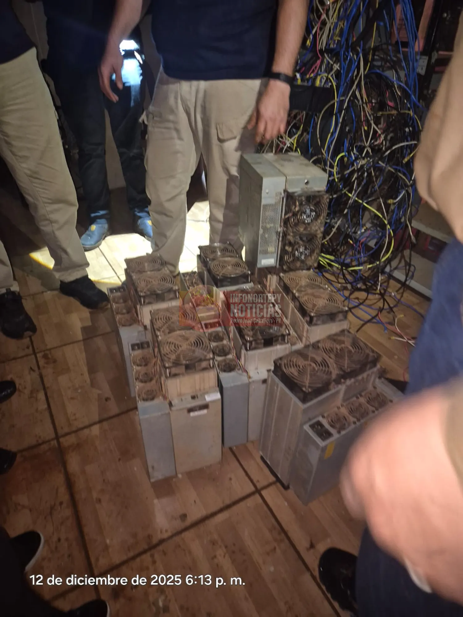 Allanan vivienda en Cerro Corá por presunta criptominería ilegal y decomisan 55 máquinas
