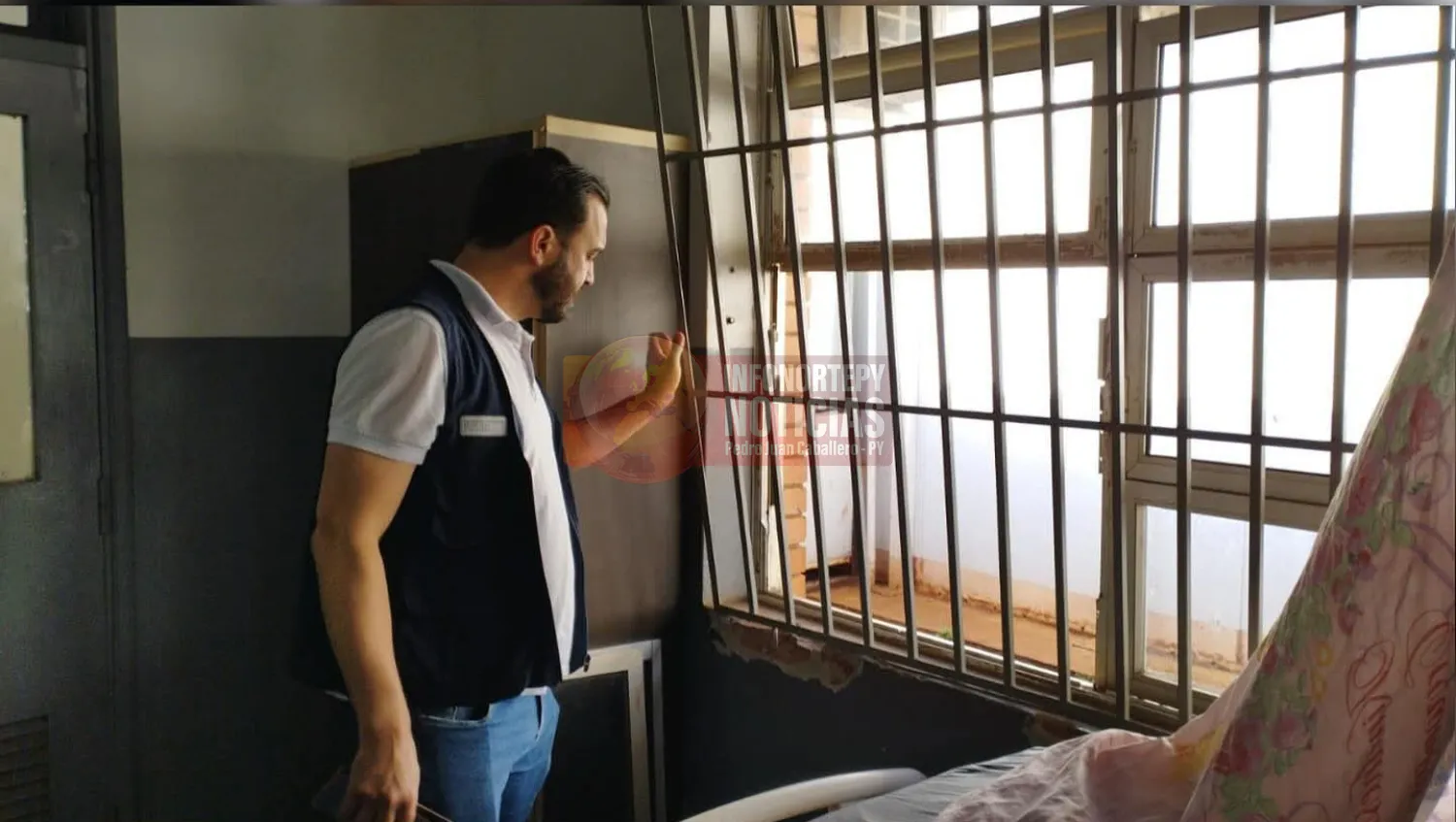 Familiares rompen ventana y reja del Hospital Regional de Pedro Juan para retirar a un menor sin alta médica